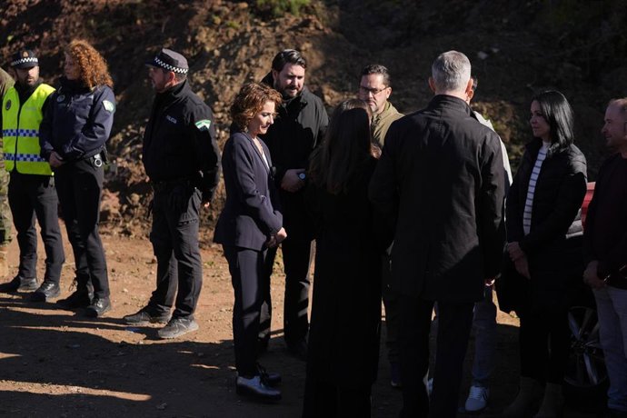 Los Reyes Felipe VI y Letiziasaludan a vecinos de Adamuz en una visita realizada tras el accidente. En la imagen, el párroco de la localidad, Rafael Prados.