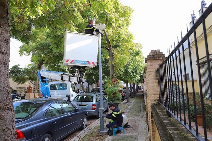 Archivo - Trabajadores municipales del servicio de alumbrado público de Jerez de la Frontera (Cádiz)