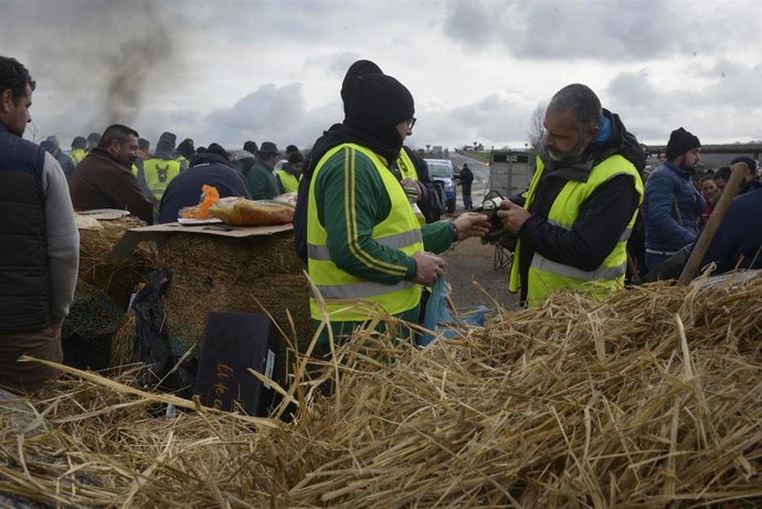 Agricultores y ganaderos cortan la A-52 con tractores y rollos de paja, en Xinzo de Limia, Ourense, Galicia (España). 