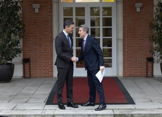 Archivo - El presidente del Gobierno, Pedro Sánchez (i), recibe al presidente del Partido Popular, Alberto Núñez Feijóo (d), en el Palacio de la Moncloa, a 13 de marzo de 2025, en Madrid (España).