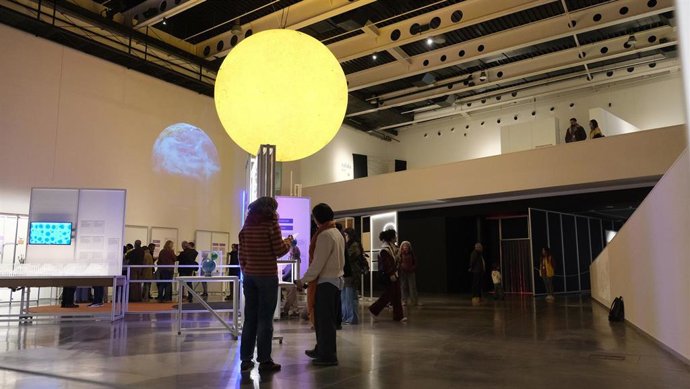 Visitantes a la exposición temporal 'Frío y calor. Las temperaturas de la vida'.
