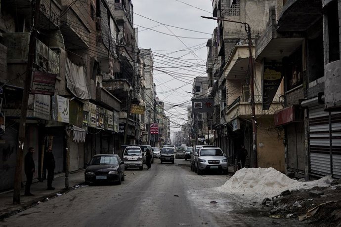 Archivo - Arquivo - 10 de fevereiro de 2025, Raqqa, Síria: Raqqa, 10 de fevereiro de 2025 - Uma rua no centro de Raqqa. A pobreza continua generalizada na antiga capital do ISIS, que ainda está parcialmente destruída e desconectada do resto do mundo devid