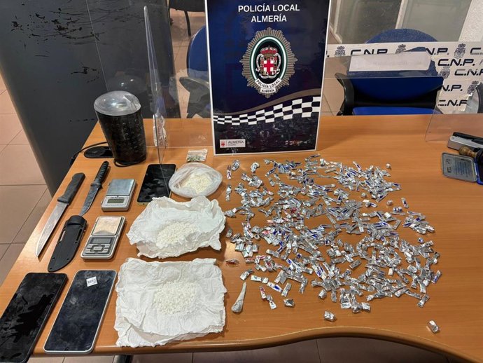 Sustancias estupefacientes, presuntamente cocaína y heroína, junto a utensilios para su manipulación y otros objetos intervenidos.