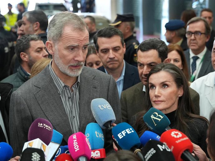 El Rey de España, Felipe VI, atiende a los medios tras visitar el Hospital Universitario Reina Sofía de Córdoba