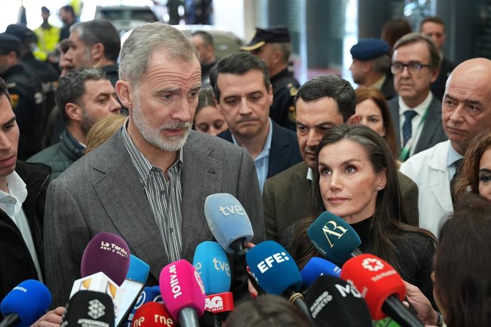 O rei da Espanha, Felipe VI, fala com a imprensa após visitar o Hospital Universitário Reina Sofía, em Córdoba, para se informar sobre os feridos e seus familiares. Trata-se do centro hospitalar que acolhe o maior número de feridos no acidente ferroviário