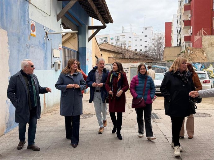 L'alcaldessa de València, María José Catalá, en la trobada mantinguda amb els veïns del barri de Sant Antoni.