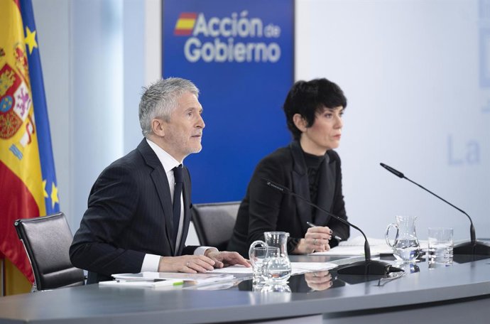 El ministre de l'Interior, Fernando Grande-Marlaska, i la ministra d'Inclusió Seguretat Social i Migracioneas i Portaveu del Govern, Elma Saiz, durant la roda de premsa posterior al Consell de Ministres, a 20 de gener del 2026, a Madrid (Espanya). 