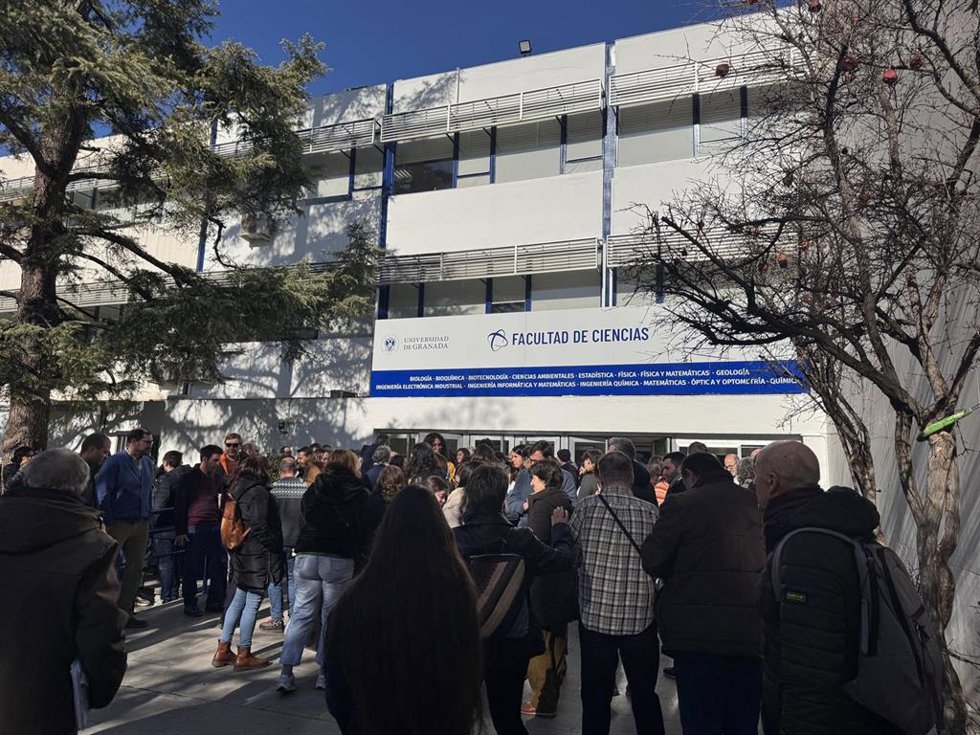 Minuto de silencio en memoria de las víctimas del accidente ferroviario de Adamuz en la Universidad de Granada.