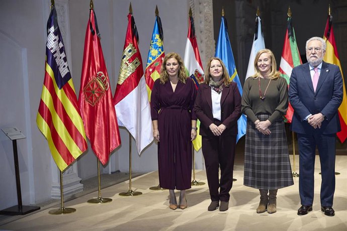 La presidenta del Parlamento de Canarias, Astrid Pérez (i), en una jornada de la Coprepa