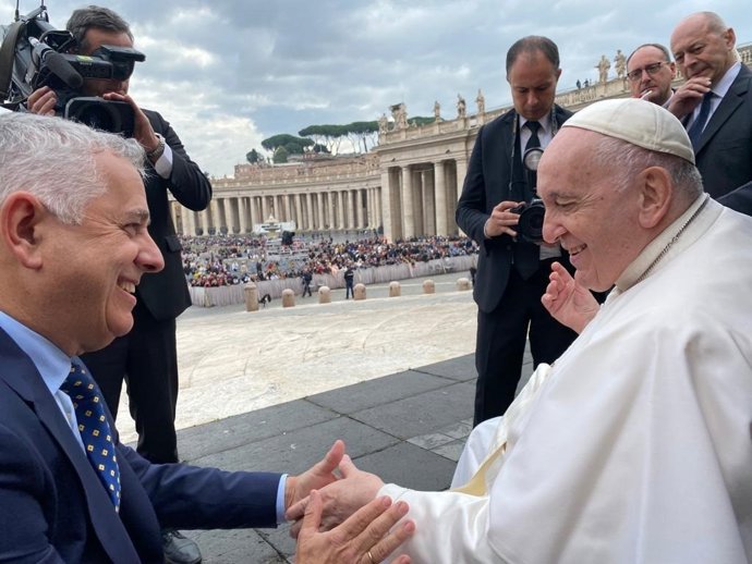 El doctor José María Villalón, jefe de los servicios médicos del Atlético de Madrid, con el Papa Francisco.