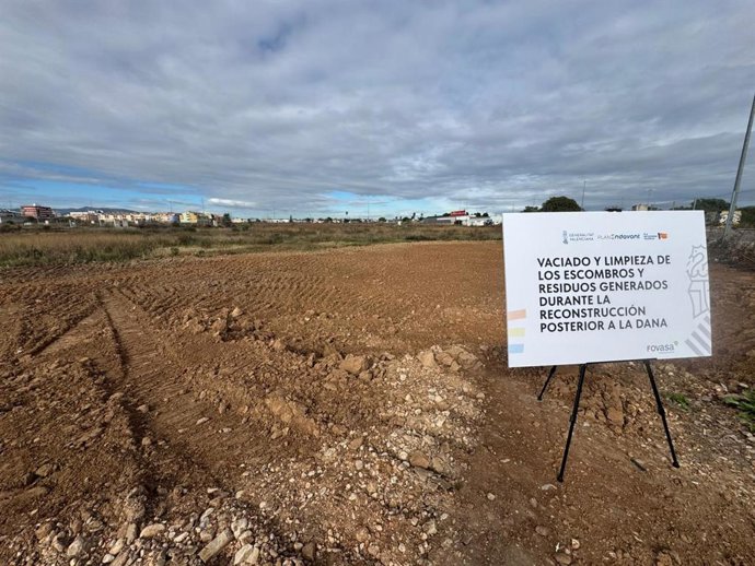 Dispositiu de residus de les riuades i enderrocs de la reconstrucció a L'Alcúdia després de la dana