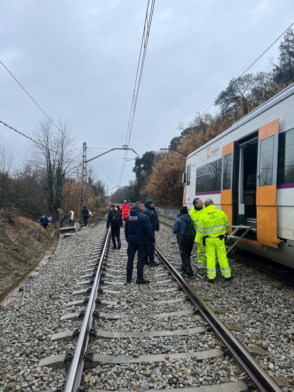 Evacuadas 30 personas de un tren por un árbol caído a las vías en Fornells de la Selva (Girona)