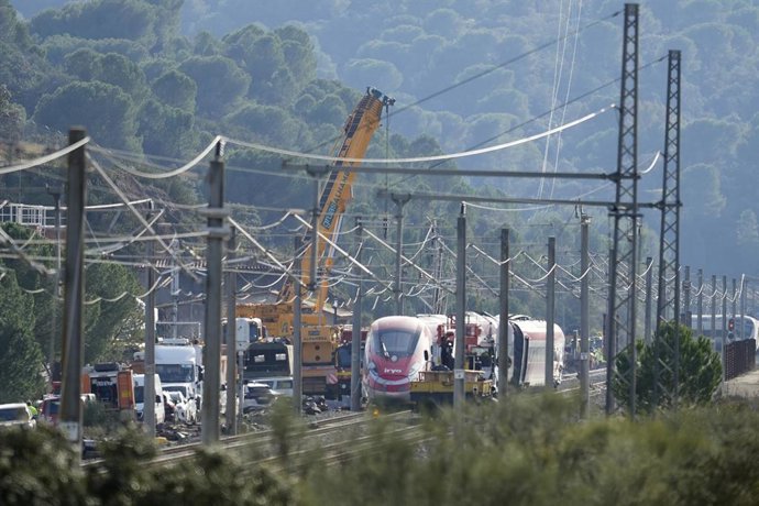 Imagen de la zona del siniestro ferroviario donde dos nuevas grúas de gran tonelaje se incorporan a las tareas para el levantamiento de los vagones. A 20 de enero de 2026, en Adamuz, Córdoba, Andalucía (España). El descarrilamiento de un tren de alta velo