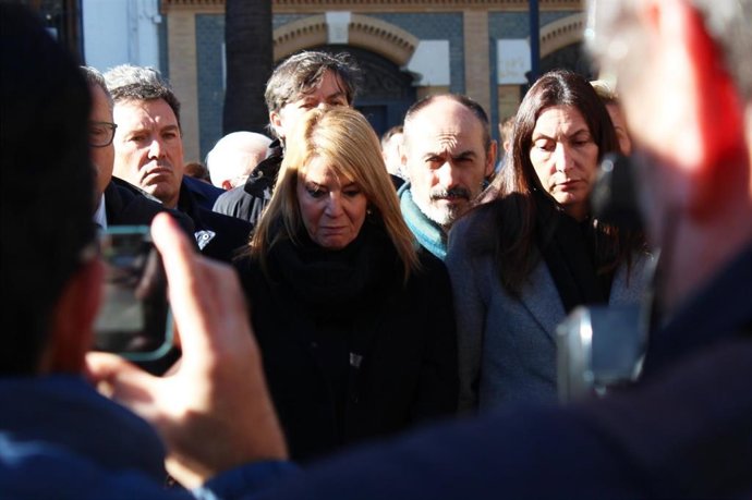 La alcaldesa de Huelva, Pilar Miranda, visiblemente afectada por los efectos del accidente ferroviario de Adamuz, junto a la consejera de Inclusión Social, Juventud, Familias e Igualdad, Loles López, en el minuto de silencio celebrado en Huelva este lunes