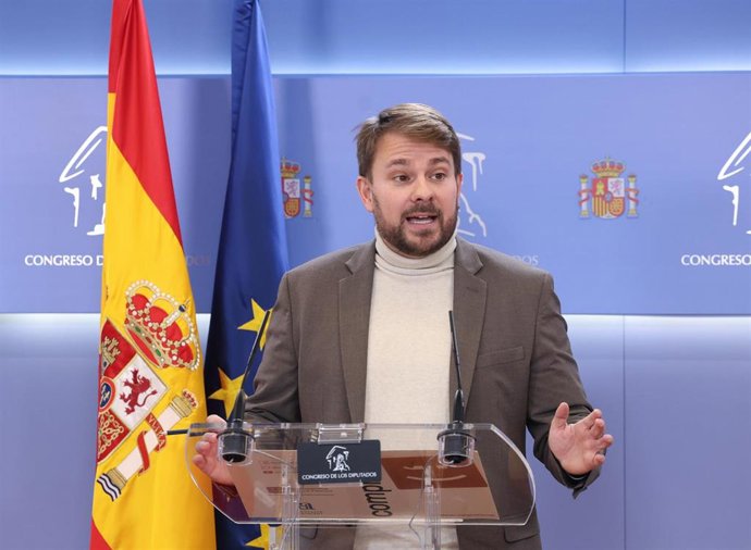 El diputado de Sumar Alberto Ibáñez durante una rueda de prensa, en el Congreso de los Diputados, a 13 de enero de 2025, en Madrid (España).