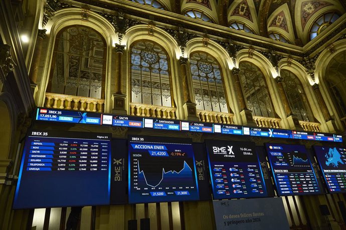 Archivo - Paneles informativos en el Palacio de la Bolsa de Madrid, a 16 de diciembre de 2025, en Madrid (España). 