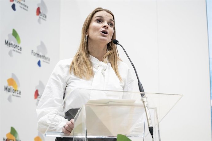 Archivo - La presidenta del Govern, Marga Prohens, interviene en el stand de las Islas Baleares, durante la primera jornada de la Feria Internacional de Turismo