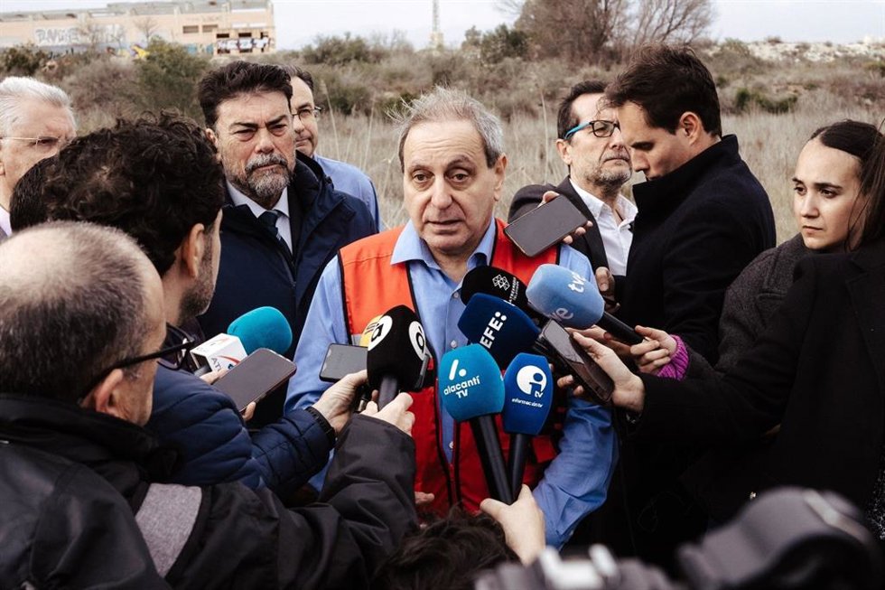 Imagen de archivo de Martín Moratilla atendiendo a los medios de comunicación en Alicante