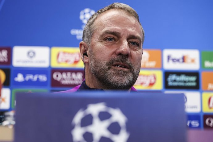 Archivo - Arquivo - Hansi Flick, treinador principal do FC Barcelona, participa da coletiva de imprensa durante o dia de treino do FC Barcelona antes da partida de futebol da Liga dos Campeões da UEFA 2025/26 contra o Eintracht Frankfurt, na Ciudad Esport