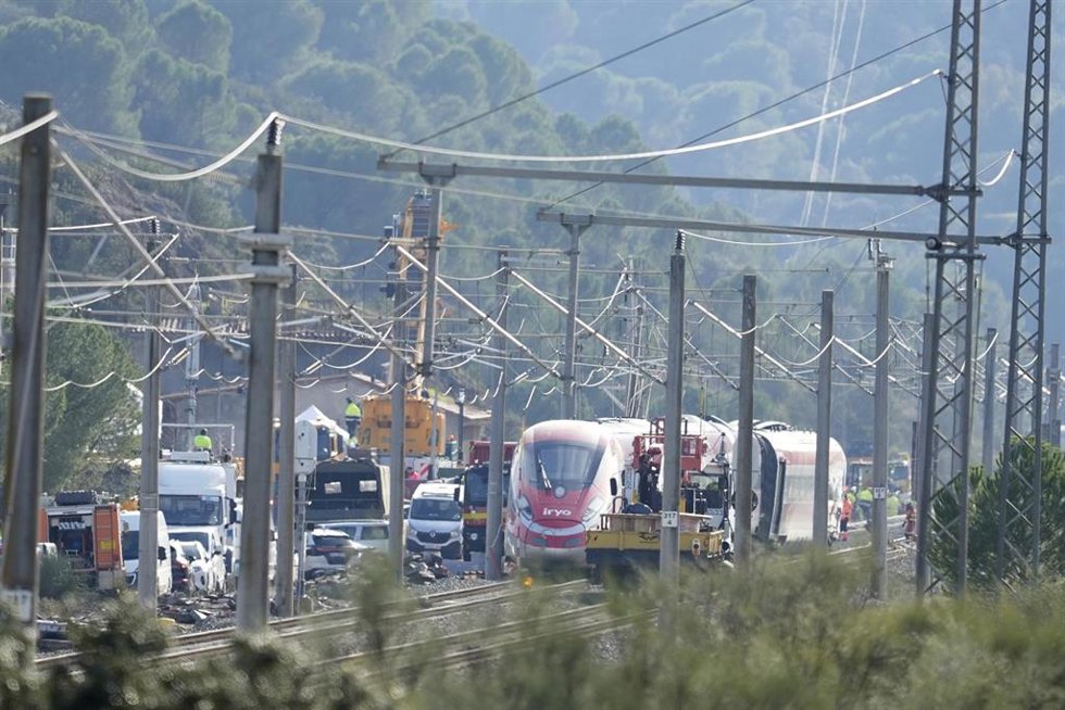 Imagen de la zona del siniestro ferroviario donde dos nuevas grúas de gran tonelaje se incorporan a las tareas para el levantamiento de los vagones. A 20 de enero de 2026, en Adamuz, Córdoba, Andalucía (España).