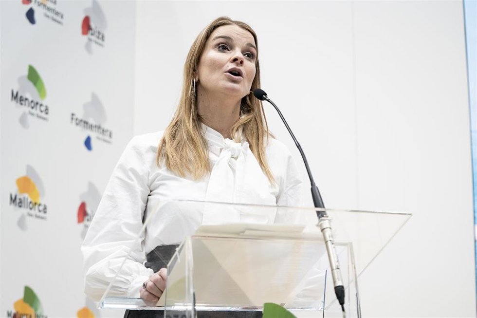 Archivo - La presidenta del Govern, Marga Prohens, interviene en el stand de las Islas Baleares, durante la primera jornada de la Feria Internacional de Turismo