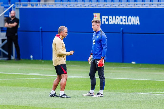Archivo - Hansi Flick, head coach speak with Marc-Andre ter Stegen of FC Barcelona during the training sessions ahead UEFA Champions League, football match against AC Monaco at Ciudad Esportiva Joan Gamper on September 18, 2024 in Sant Joan Despi, Barcelo
