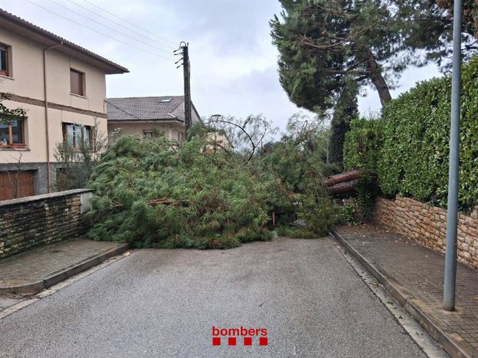 Los Bombers atienden 60 avisos entre las 16 y 18 horas de este martes por el temporal de lluvia