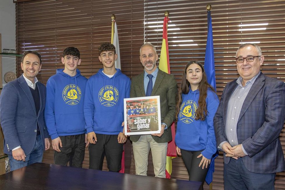 El consejero de Educación, Sergio Silva, recibe al equipo de alumnos del CEIP El Salvador que participaron en el programa de televisión Saber y ganar