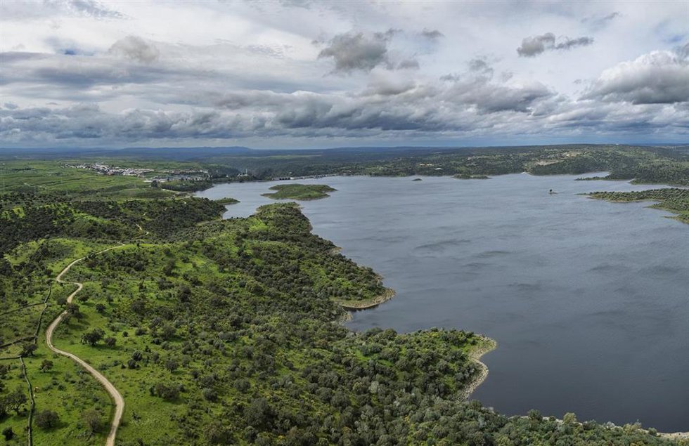 Archivo - Vista del embalse de Alcántara, a 19 de marzo de 2025, en Cáceres, Extremadura (España).