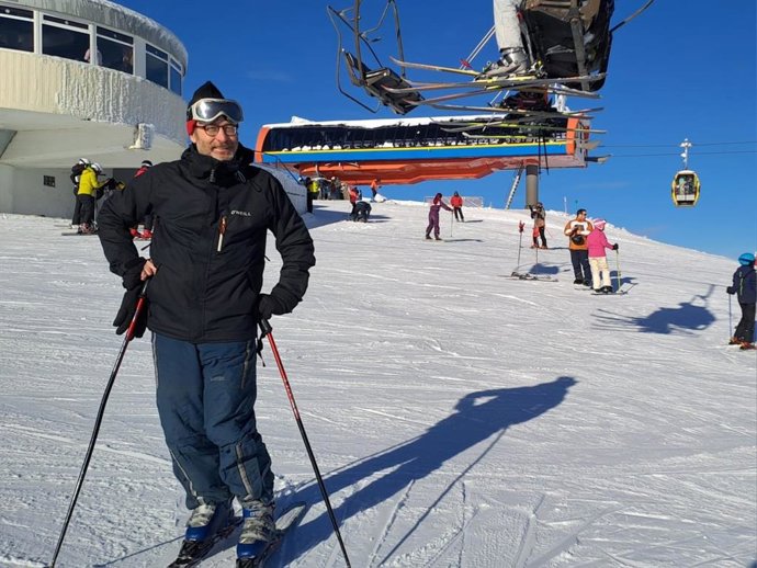 El diputado de Vox en la Junta General, Javier Jové, en la estación de esquí de Valgrande-Pajares.