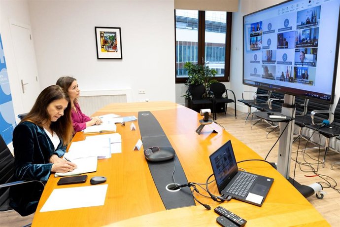La conselleira do Medio Rural, María José Gómez, y la conselleira do Mar, Marta Villaverde, en reunión telemática con el Ministerio