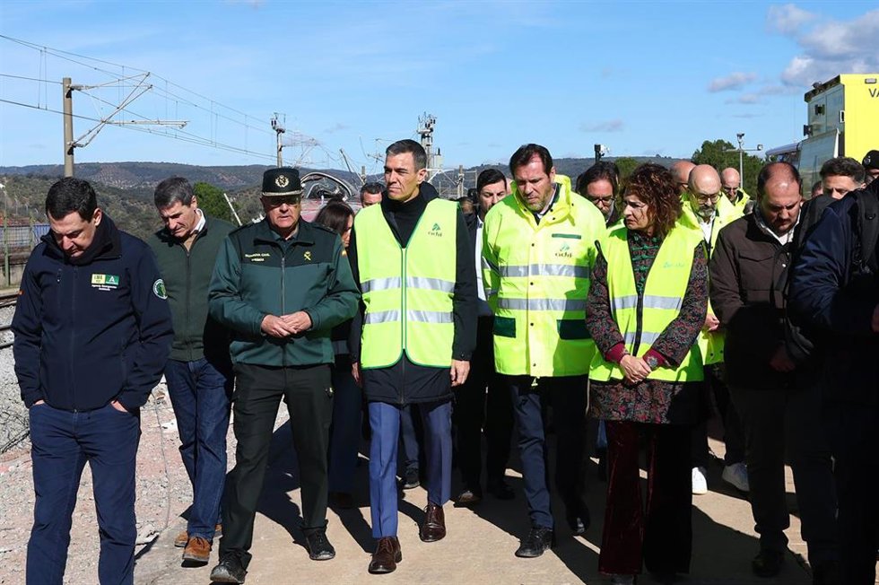 El presidente del Gobierno, Pedro Sánchez; el ministro de Transportes y Movilidad Sostenible, Óscar Puente, y la vicepresidenta primera y ministra de Hacienda, María Jesús Montero, en la zona del accidente ferroviario.
