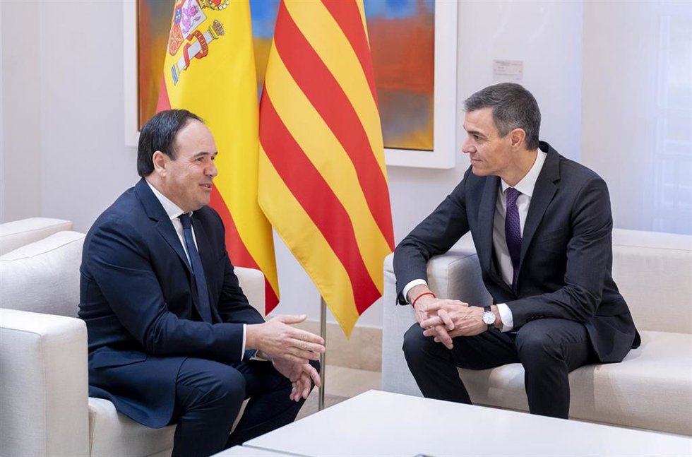 Archivo - El presidente del Gobierno, Pedro Sánchez (d), y el presidente de la Generalitat valenciana, Juanfran Pérez Llorca (i), durante una reunión, en el Palacio de La Moncloa, a 17 de diciembre de 2025, en Madrid (España).