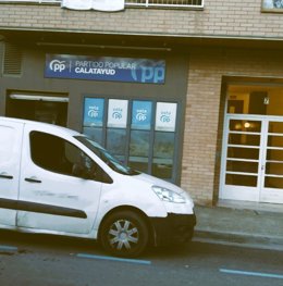 Carteles en la sede del PP en Calatayud (Zaragoza) en los que se pide el voto antes del inicio de la campaña electoral.