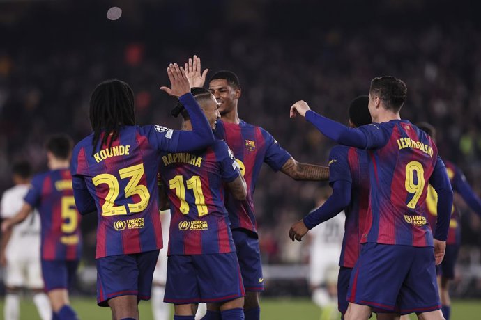 Archivo - Jules Kounde of FC Barcelona celebrates a goal with teammates during the UEFA Champions League 2025/26 League Phase MD6, football match played between FC Barcelona and Eintracht Francfort?? at Spotify Camp Nou stadium on December 09, 2025 in Bar