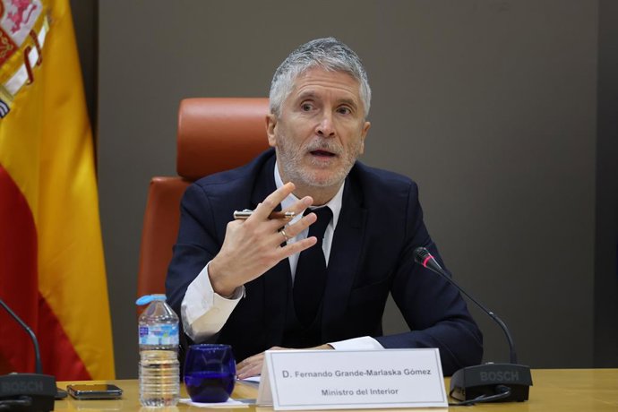 O ministro do Interior, Fernando Grande-Marlaska, apresenta o balanço provisório de acidentes rodoviários correspondente a 2025, em 8 de janeiro de 2026, em Madri (Espanha).