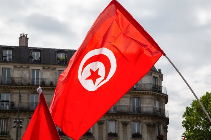 Archivo - May 8, 2022, Paris, France: Tunisian Flag is seen during a demonstration against Tunisian president KaĂŻs SaĂŻed in the center of the French capital Paris. In Paris, around fifty participants protested against the Tunisian president KaĂŻs SaĂŻed