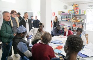 La consejera de Bienestar Social del Gobierno de Canarias, Candelaria Delgado, en una visita a la Fundación El Buen Samaritano