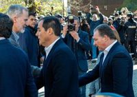 El presidente de la Diputación de Huelva acompaña a Felipe VI en su visita a Adamuz tras la tragedia ferroviaria