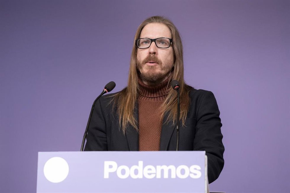 El secretario de organización y portavoz de Podemos, Pablo Fernández, ofrece una rueda de prensa en la sede de Podemos, a 22 de diciembre de 2025, en Madrid (España).