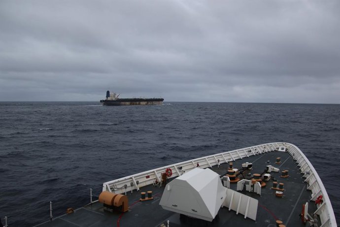 HANDOUT - 07 January 2026, ---: A handout photo taken from the X account of US European Command @US_EUCOM showing a Venezuela-linked oil tanker which is travelling off British waters. US forces are reportedly attempting to seize the Marinera, a Russian-fl