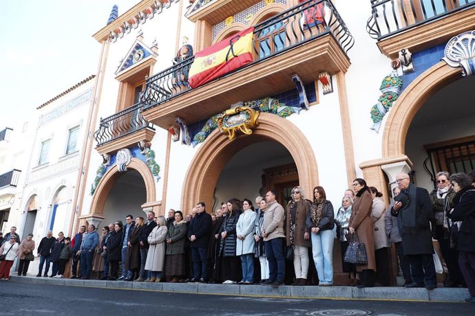 Minuto de silencio en Palos de la Frontera por las víctimas del accidente ferroviario de Adamuz.