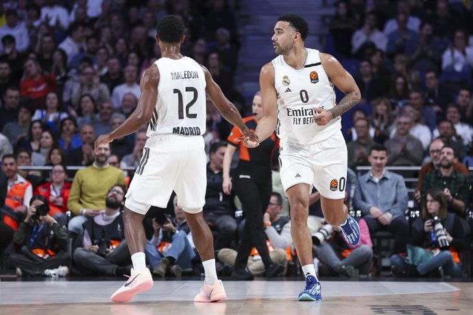 Theo Maledon y Trey Lyles durante el Real Madrid-EA7 Emporio Armani Milán de la Euroliga 25-26
