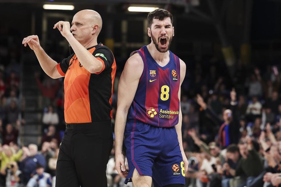 Dario Brizuela celebra una acción en el triunfo del Bara sobre el Dubai Basketball en el Palau Blaugrana