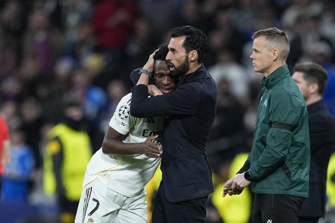 El delantero del Real Madrid Vinícius Júnior abraza a su técnico, Álvaro Arbeloa, clebrando un gol en la Champions 2025/26 ante el AS Monaco.