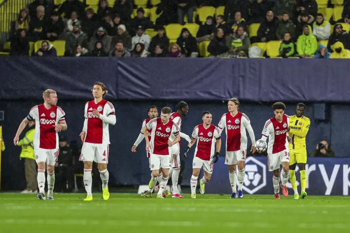 Oscar Gloukh celebra un gol con sus compañeros durante el partido entre Villarreal CF y Ajax de Ámsterdam.