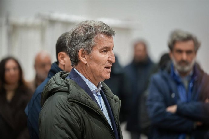 El presidente del PP, Alberto Núñez Feijóo, en una comparecencia a los medios para informar sobre el accidente ferroviario en Adamuz. A 19 de enero de 2026 en Adamuz, Córdoba (Andalucía, España). Feijóo viaja al lugar del accidente después de haber manten