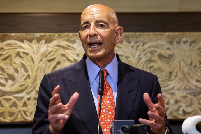 Archivo - Arquivo - 19 de junho de 2025, Beirute, Beirute, Líbano: O enviado especial dos EUA para a Síria, Thomas Barrack, que também atua como embaixador na Turquia, gesticula enquanto dá uma entrevista coletiva aos jornalistas após sua reunião com o pr