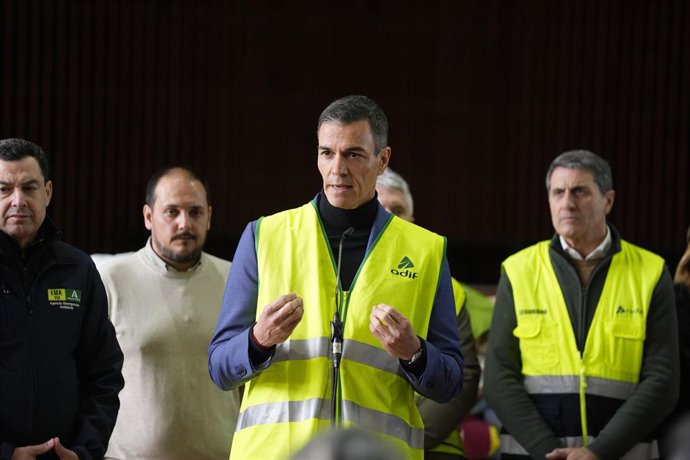 El presidente del Gobierno, Pedro Sánchez, acompañado del presidente de la Junta, Juanma Moreno, en su comparecencia este lunes en Adamuz (Córdoba) tras el accidente entre dos trenes