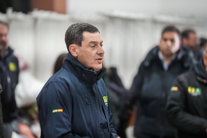 O presidente da Junta da Andaluzia, Juanma Moreno, numa conferência de imprensa para informar sobre o acidente ferroviário em Adamuz. A 19 de janeiro de 2026 em Adamuz, Córdoba (Andaluzia, Espanha). Feijóo viaja para o local do acidente depois de h
